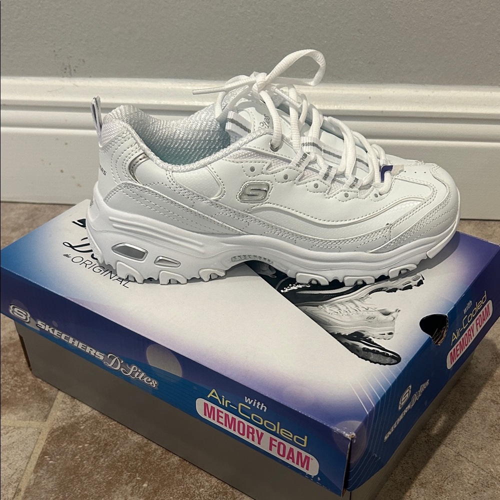 Skechers All-White D'Lites Chunky Sneaker